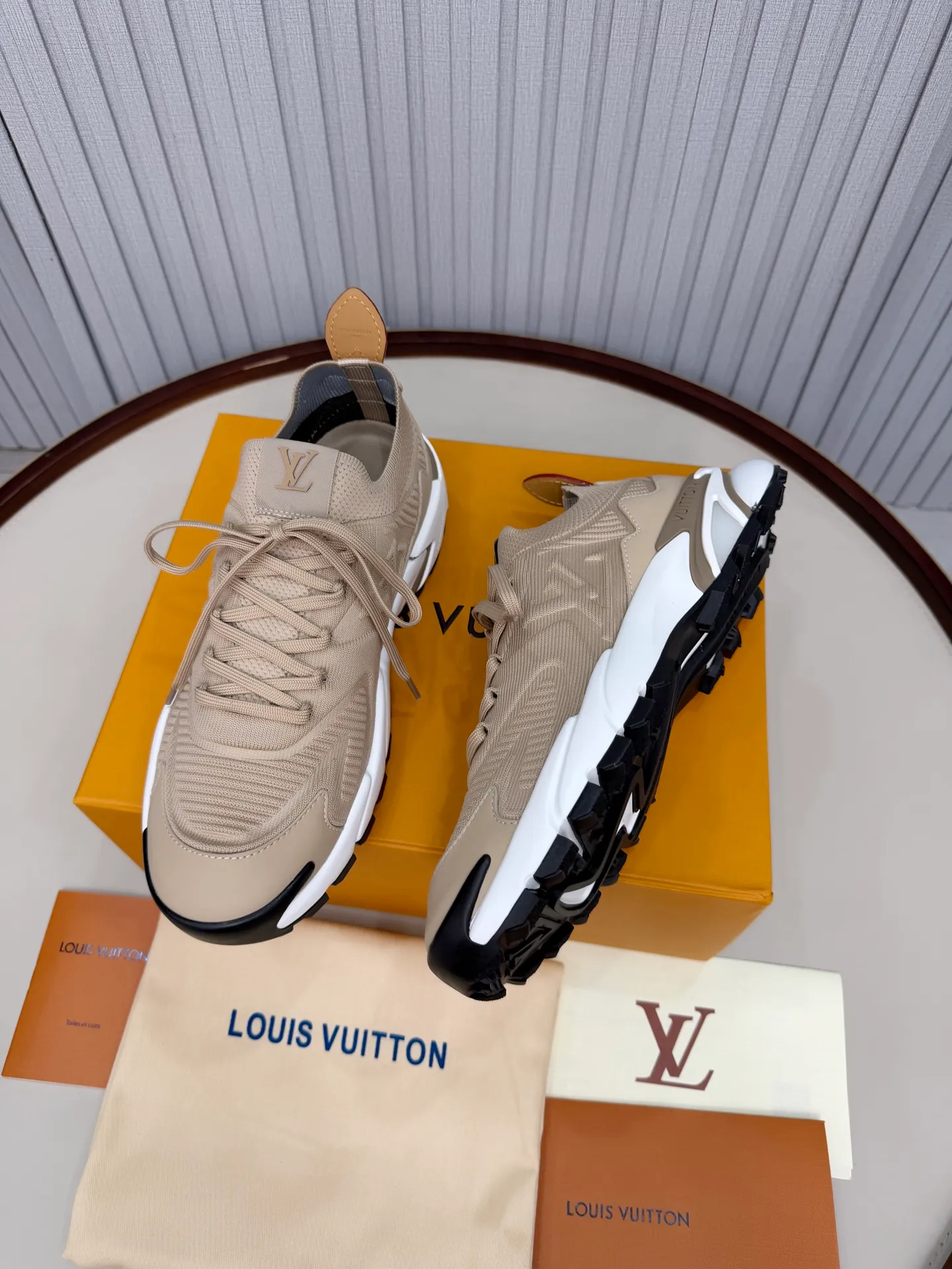 Men's men's shoes pP640! Top version LV Louis Vuitton L Jialu brand Runner Tatic series thick-soled casual sports shoes running shoes original purchase development and production This LV Runner Tatic sports shoe combines fly woven fabric material to interpret the inspiration of traditional mountaineering shoes. The LV letters are written on one side, the Louis Vuitton logo, and the light and wear-resistant rubber outsole complete the whole package. The delivery counter is exquisitely packaged🛍📦 ▪️Fabrics: Original imported custom fly-knit fabric ▪️Inner lining: Original custom-made breathable mesh ▪️Sole: Original molded anti-slip rubber combination material ▪️Sole thickness: 4CM ▪️Size: Men's 39-45